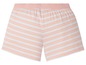 Weiße und rosa gestreifte Shorts.