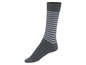 Graue Socken mit weißen Streifen.