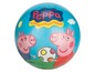 Ein Peppa Pig Ball mit Peppa und George, die Fußball spielen.