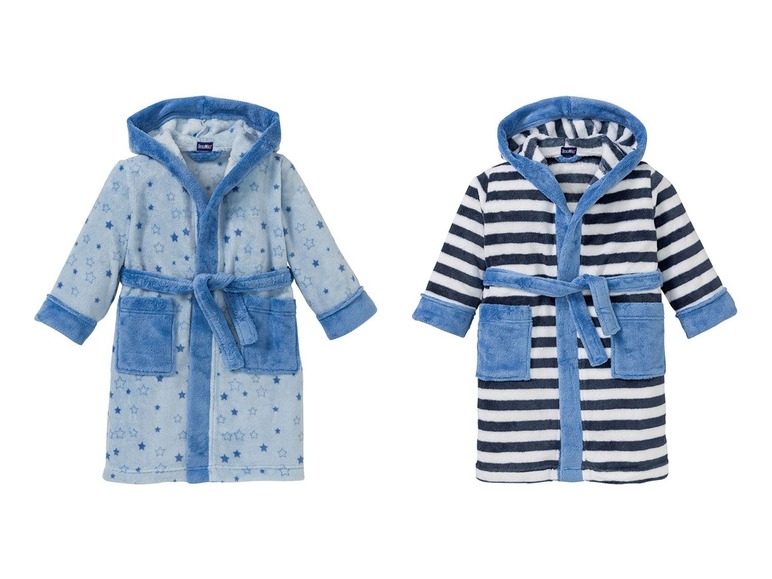 Zwei Bademäntel für Kinder, einer mit Sternenmuster und einer gestreift.