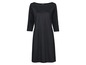 Schwarzes Kleid mit Dreiviertelärmeln.