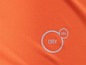 Ein oranges Shirt mit Puma Dry Cell-Technologie.