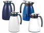 Zwei blaue und zwei weiße Thermoskannen mit schwarzem Griff.