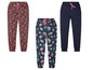 Drei Jogginghosen für Mädchen: eine mit Blumenmuster, eine mit Punkte-Muster und eine einfarbig dunkelblau.