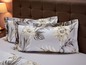Kissenbezüge mit botanischem Muster auf einem Bett.