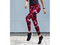Eine Frau trägt Sportleggings mit einem roten, abstrakten Muster und schwarze Sneaker.