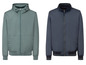 Zwei Herrenjacken mit Reißverschluss, eine grüne mit Kapuze und eine blaue ohne.