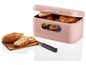 Rosa Brotdose mit Brot und Messer auf einem Schneidebrett