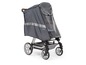 Ein grauer Regenschutz für einen Kinderwagen.