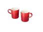 Zwei rote Le Creuset Tassen.