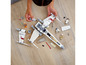 Ein Kind baut einen LEGO Star Wars X-Wing-Jäger.