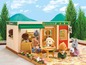 Ein Calico Critters Restaurant mit Spielfiguren, die Hamburger essen.