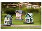 Drei Vogelhäuschen aus Holz in Form von Häusern, darunter eine Tankstelle, ein Pub und ein Haus mit dem Schriftzug 'Welcome'.