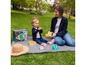 Eine Mutter und ihre Tochter beim Picknick mit einer Lunchbox und Bechern von Skip Hop.