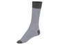 Ein Paar gestreifte Socken in Grau und Weiß.