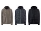 Drei Strickjacken mit Kapuze, eine in Beige mit Zopfmuster, eine in Grau und eine in Dunkelblau.