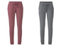 Zwei Paar Jogginghosen, eine rosa und eine graue.