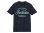 Ein dunkelblaues T-Shirt mit 'Authentic'-Druck.