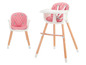 Zwei rosafarbene Kinderstühle mit Holzbeinen, einer mit Tablett.