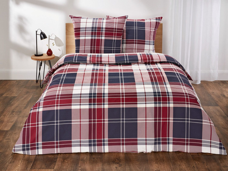 Rot-blaue karierte Bettwäsche mit Kissen.