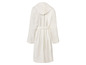 Ein weißer Bademantel mit Kapuze.