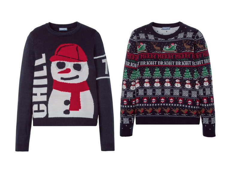 Zwei blaue Weihnachtspullover mit einem Schneemann und einem Weihnachtsmotiv.