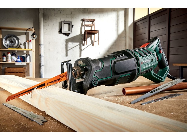 Eine Parkside Säbelsäge sägt Holz.