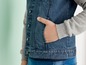 Blaue Jeansjacke mit grauem Pulli.