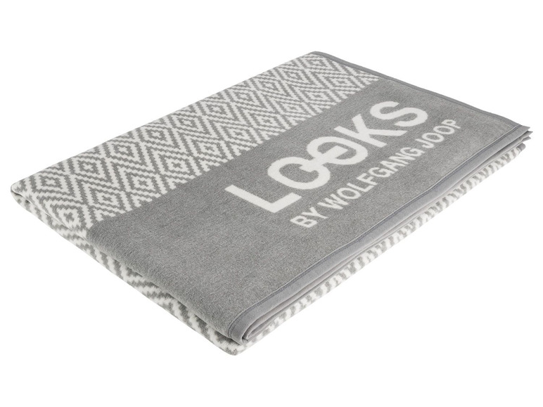 Eine graue Decke mit weißem 'Looks by Wolfgang Joop' Logo und geometrischem Muster.