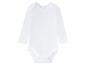 Ein weißer Baby-Body mit langen Ärmeln.