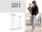 Ein weißes Haakje Stop'n Safe 2 Babytor, das geöffnet ist, um ein Kind zu schützen.