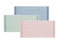 Drei Badezimmermatten in blau, grün und rosa mit einem geometrischen Muster.