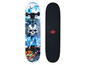 Ein komplettes Skateboard mit Totenkopfdesign und blauen Flammen.