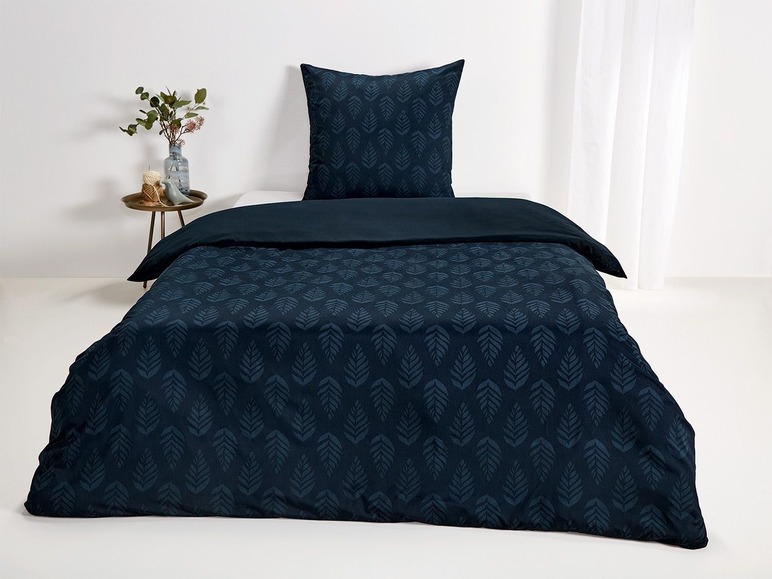 Bettwäsche mit dunkelblauem Blättermuster.