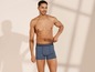 Mann in gestreiften Boxershorts.