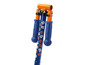 Blau-orangener Nerf Nation Tretroller mit Griffen.