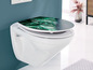 Ein Toilettensitz mit einem tropischen Palmblatt-Design.
