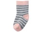Ein Paar Babysocken mit grauen und rosafarbenen Streifen und rutschfesten Punkten.