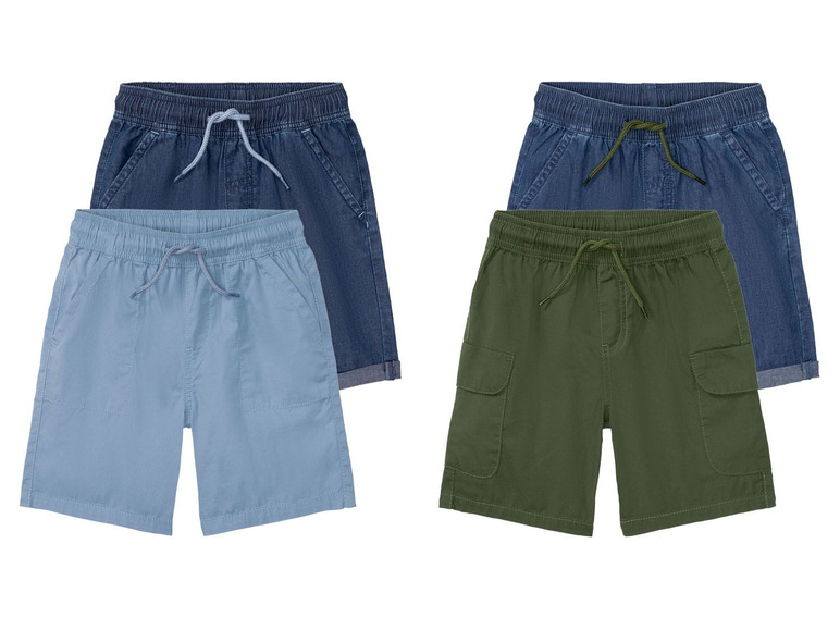 Zwei Paar Shorts für Jungen: eine blaue Jeans und eine grüne Cargo.