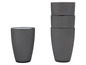 Ein einzelner grauer Glasbecher neben einem Stapel von drei grauen Glasbechern.