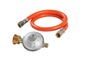 Ein orangefarbener Gasschlauch mit einem Gasregler von Cavagna Group.