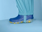 Blaue Gummistiefel mit blauer Regenhose