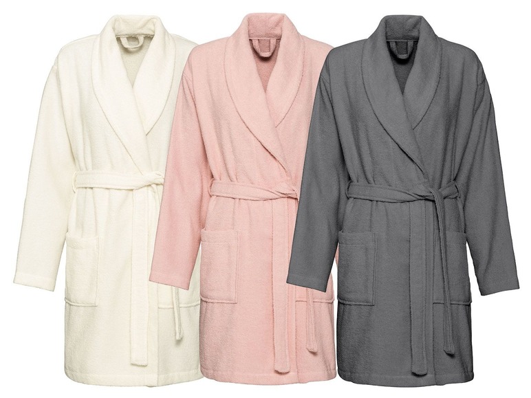 Drei Bademäntel in Weiß, Rosa und Grau.