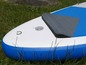 Ein aufblasbares Paddleboard mit blauen und grauen Details.