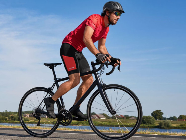 Mann fährt auf einem Rennrad in Sportkleidung.