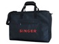 Eine schwarze Singer-Tasche mit Schultergurt zum Transportieren einer Nähmaschine.