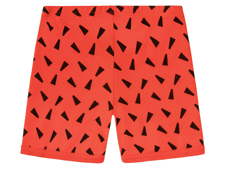 Rote Shorts mit schwarzen Dreiecken.