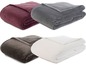 Vier gefaltete Fleece-Decken in verschiedenen Farben.