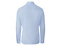 Ein hellblaues Hemd mit langen Ärmeln.
