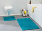 Zwei türkisfarbene Badezimmermatten.